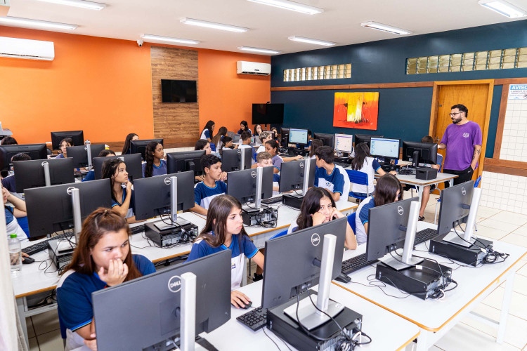 Estado empossa 224 novos professores para reforçar rede estadual na volta às aulas