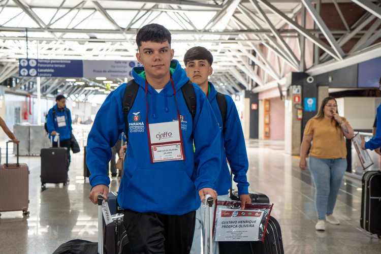 Primeiro voo para o Canadá do Ganhando o Mundo 2026 leva 20 estudantes paranaenses