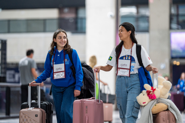 Primeiro voo para o Canadá do Ganhando o Mundo 2026 leva 20 estudantes paranaenses