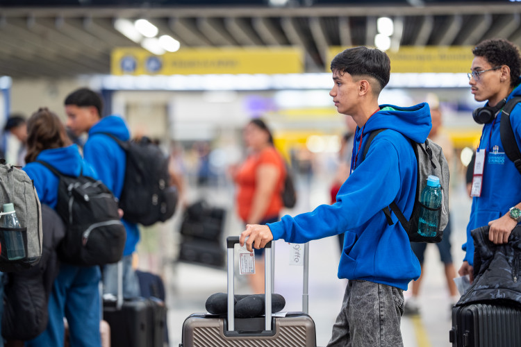 Primeiro voo para o Canadá do Ganhando o Mundo 2026 leva 20 estudantes paranaenses