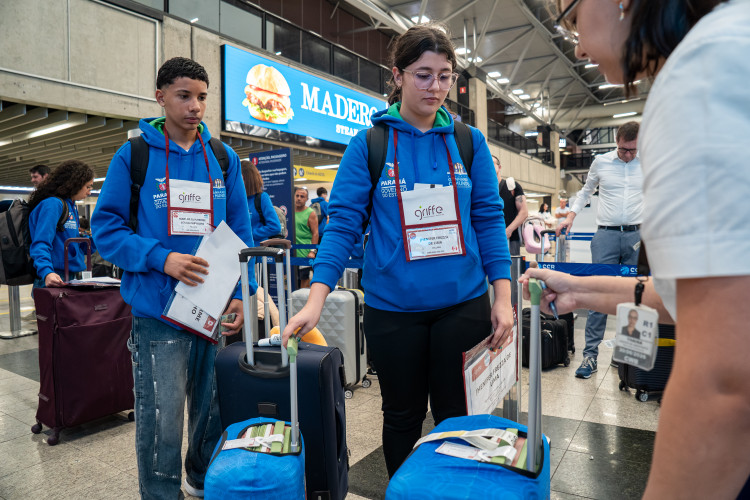 Primeiro voo para o Canadá do Ganhando o Mundo 2026 leva 20 estudantes paranaenses
