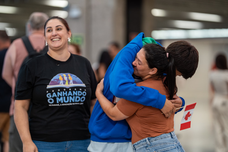 Primeiro voo para o Canadá do Ganhando o Mundo 2026 leva 20 estudantes paranaenses