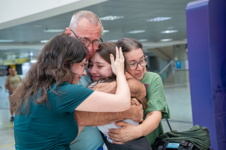 Primeiro voo para o Canadá do Ganhando o Mundo 2026 leva 20 estudantes paranaenses