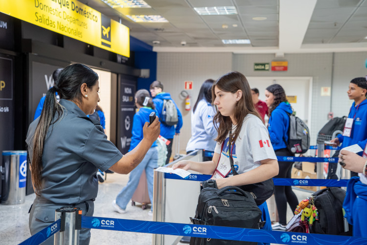 Primeiro voo para o Canadá do Ganhando o Mundo 2026 leva 20 estudantes paranaenses