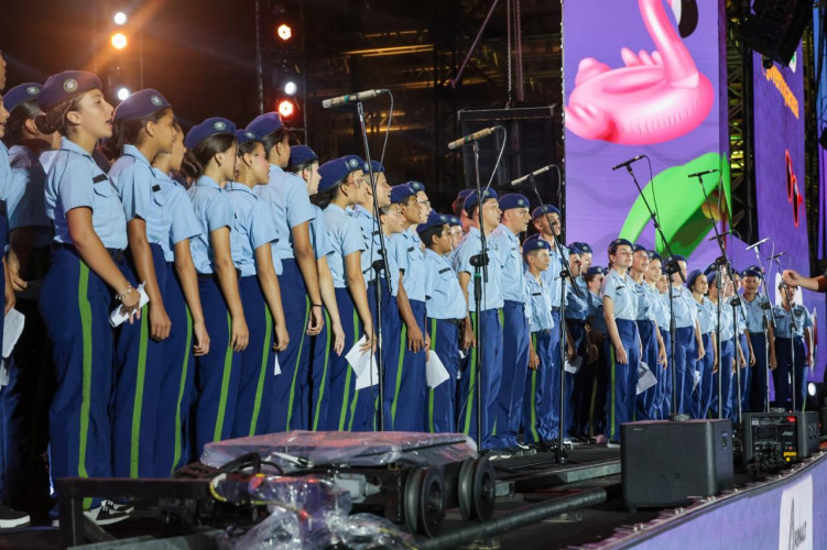 Estudantes de Colégio Cívico-Militar de Piraí do Sul se apresentam para milhares de pessoas no palco do Verão Maior Paraná