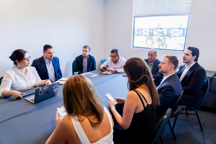 Comitiva de autoridades do México conhece modelo de ensino de inglês do Paraná