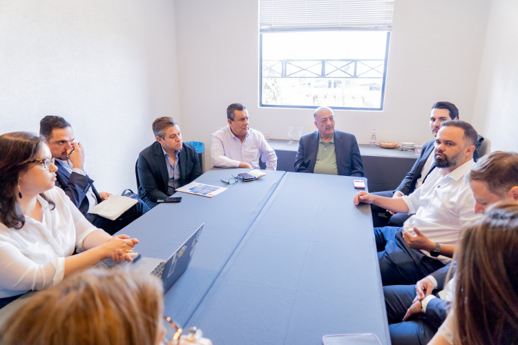 Comitiva de autoridades do México conhece modelo de ensino de inglês do Paraná