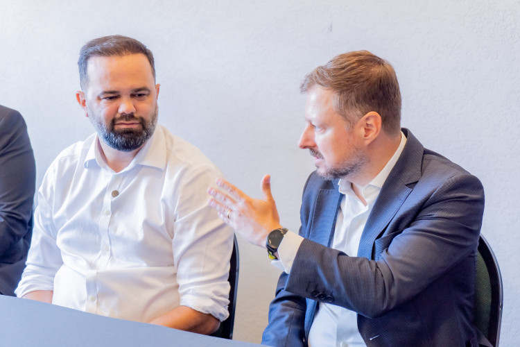 Comitiva de autoridades do México conhece modelo de ensino de inglês do Paraná