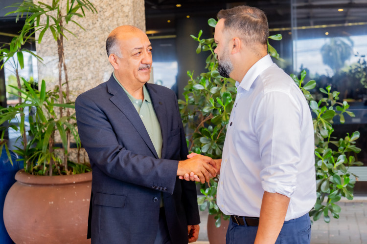 Comitiva de autoridades do México conhece modelo de ensino de inglês do Paraná