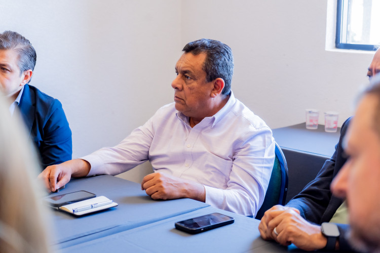 Comitiva de autoridades do México conhece modelo de ensino de inglês do Paraná