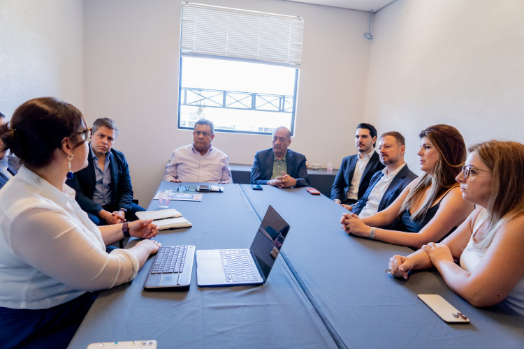 Comitiva de autoridades do México conhece modelo de ensino de inglês do Paraná