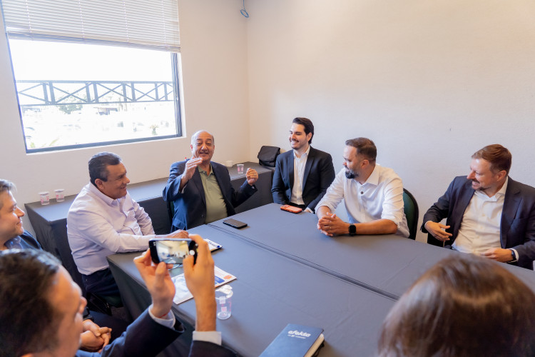 Comitiva de autoridades do México conhece modelo de ensino de inglês do Paraná