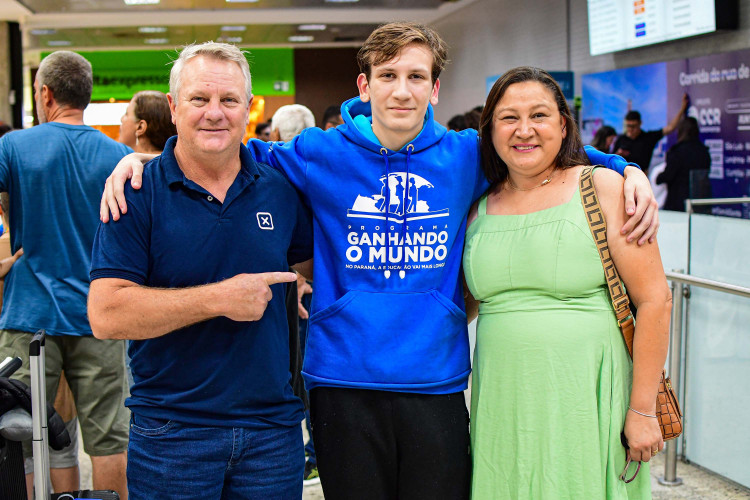 Educação que atravessa gerações: Ganhando o Mundo leva mãe e filho para intercâmbio internacional