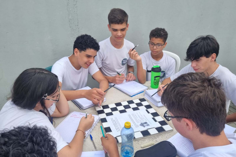 Procura por colégios cívico-militares cresce e fila chega a 20 mil estudantes no Paraná