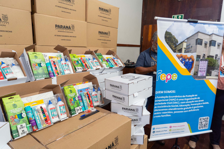 Alunos das Apaes do Paraná começam a receber kits com materiais escolares