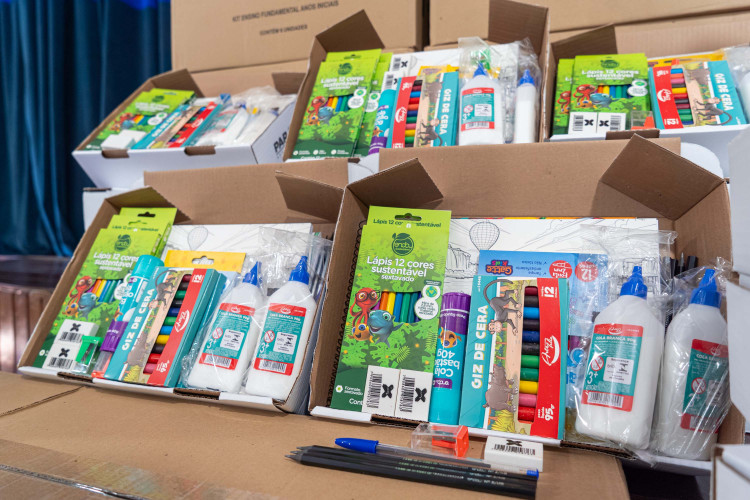 Alunos das Apaes do Paraná começam a receber kits com materiais escolares
