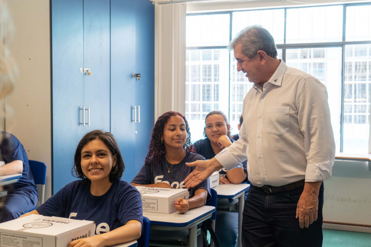 Alunos das Apaes do Paraná começam a receber kits com materiais escolares