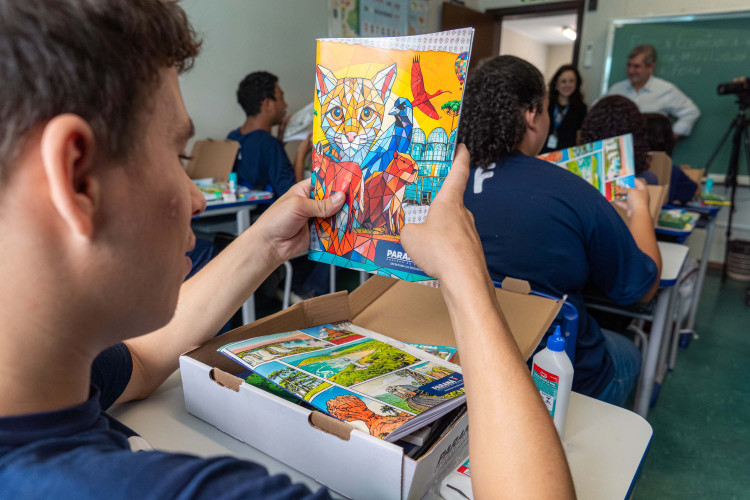 Alunos das Apaes do Paraná começam a receber kits com materiais escolares