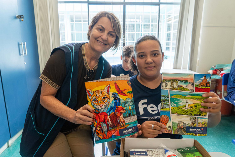 Alunos das Apaes do Paraná começam a receber kits com materiais escolares
