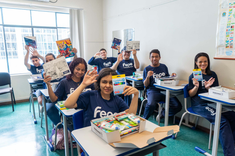 Alunos das Apaes do Paraná começam a receber kits com materiais escolares
