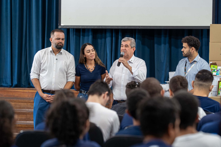 Alunos das Apaes do Paraná começam a receber kits com materiais escolares