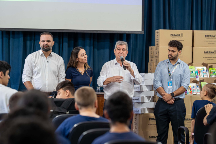 Alunos das Apaes do Paraná começam a receber kits com materiais escolares