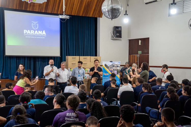 Alunos das Apaes do Paraná começam a receber kits com materiais escolares