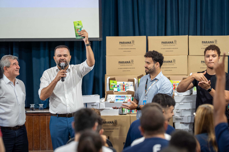 Alunos das Apaes do Paraná começam a receber kits com materiais escolares