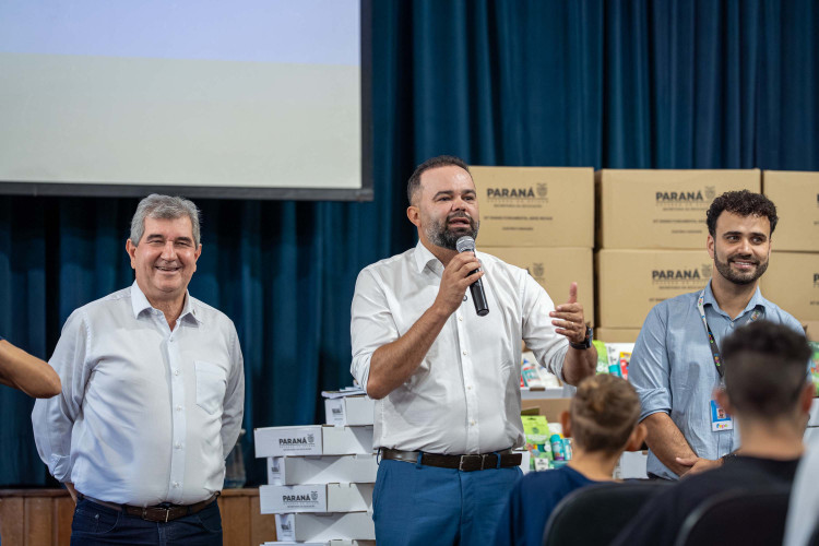Alunos das Apaes do Paraná começam a receber kits com materiais escolares
