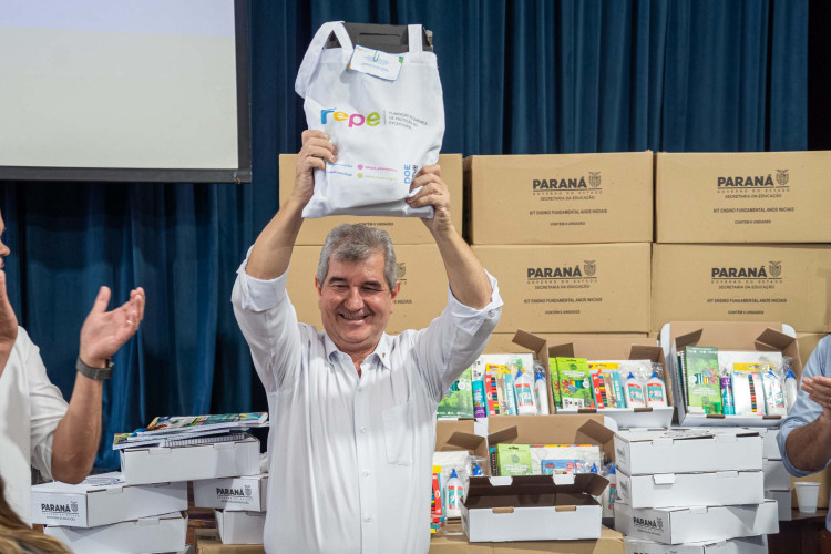 Alunos das Apaes do Paraná começam a receber kits com materiais escolares