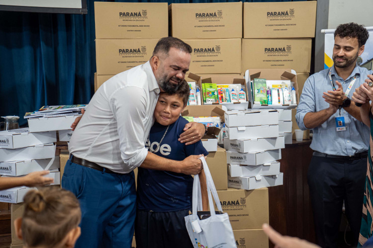 Alunos das Apaes do Paraná começam a receber kits com materiais escolares