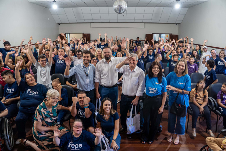 Alunos das Apaes do Paraná começam a receber kits com materiais escolares