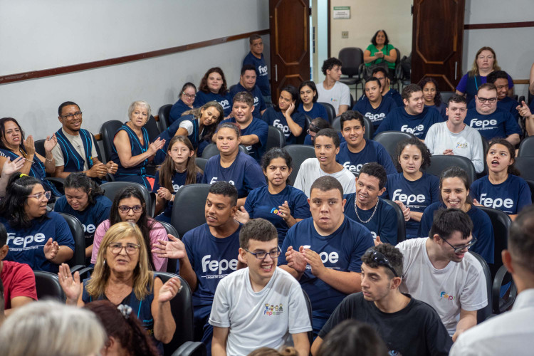 Alunos das Apaes do Paraná começam a receber kits com materiais escolares