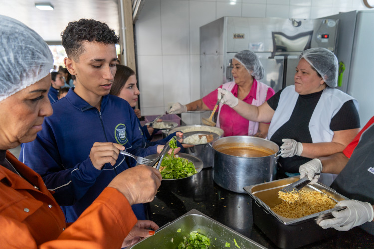 Procura por colégios cívico-militares cresce e fila chega a 20 mil estudantes no Paraná