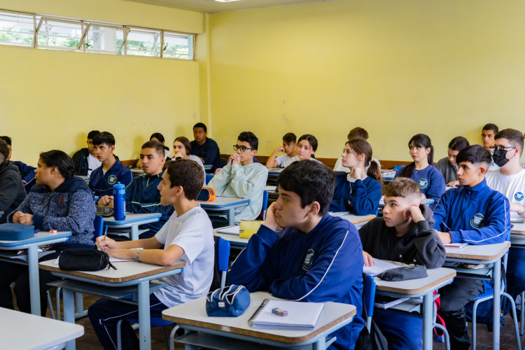 Procura por colégios cívico-militares cresce e fila chega a 20 mil estudantes no Paraná