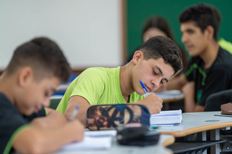 Proposta de aluna da rede vira lei e Paraná tem programa de orientação vocacional