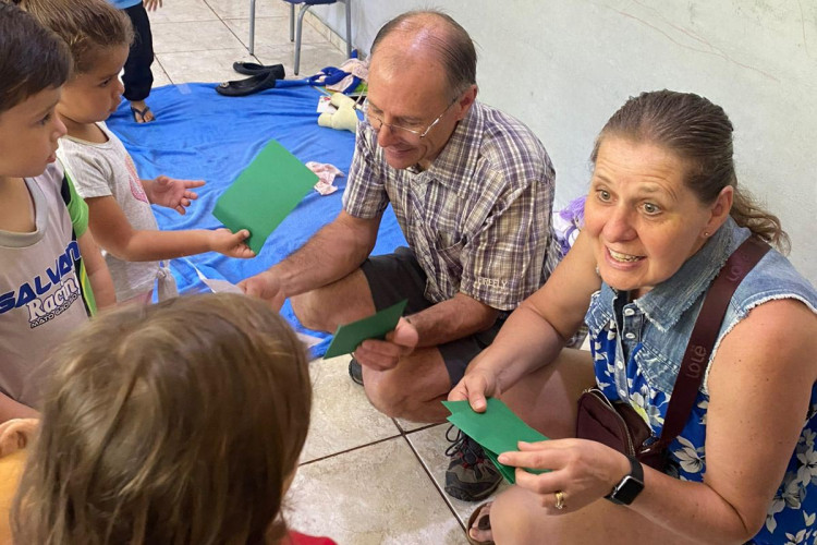 Casal canadense reencontra estudantes do Ganhando o Mundo em cidades do Paraná