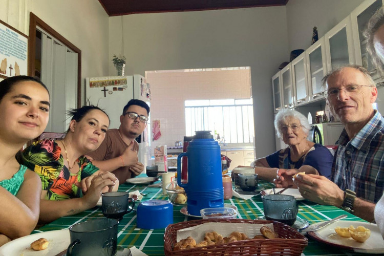 Casal canadense reencontra estudantes do Ganhando o Mundo em cidades do Paraná
