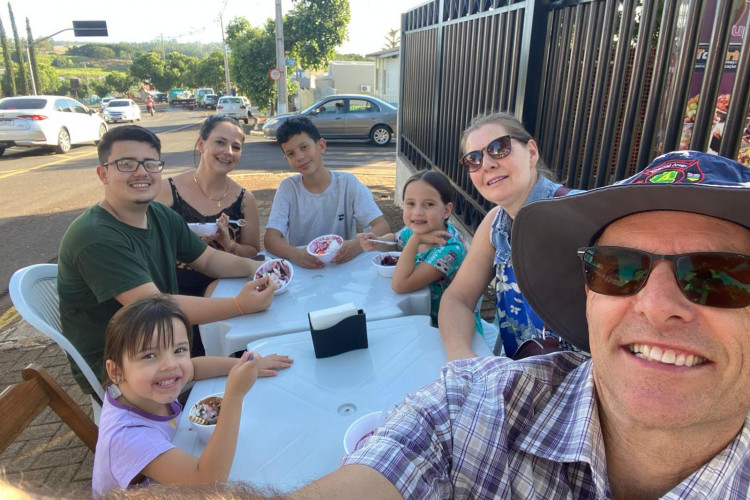 Casal canadense reencontra estudantes do Ganhando o Mundo em cidades do Paraná