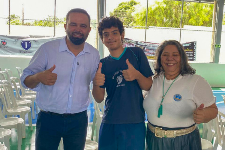 Colégio de Santo Antônio da Platina ganha nova quadra esportiva coberta