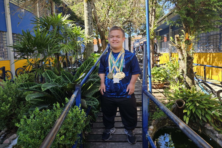 Ouro nos Jogos Paradesportivos, aluno da rede estadual se destaca no parabadminton