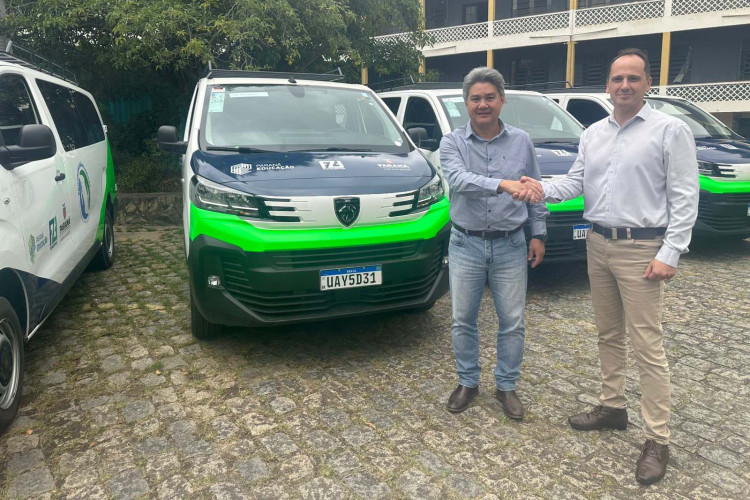 Estado amplia alcance do Mãos Amigas com entrega de 18 vans para manutenção de escolas