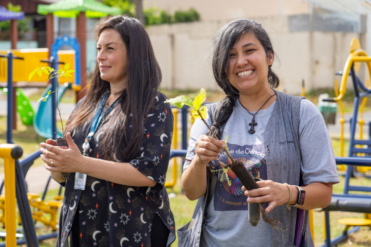 Alunos plantam cinturão verde e avançam na recuperação de rio em São José dos Pinhais