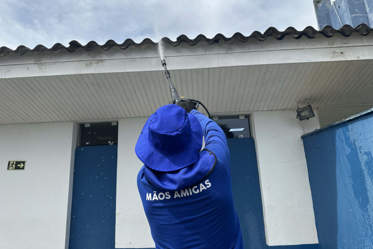 Estado amplia alcance do Mãos Amigas com entrega de 18 vans para manutenção de escolas