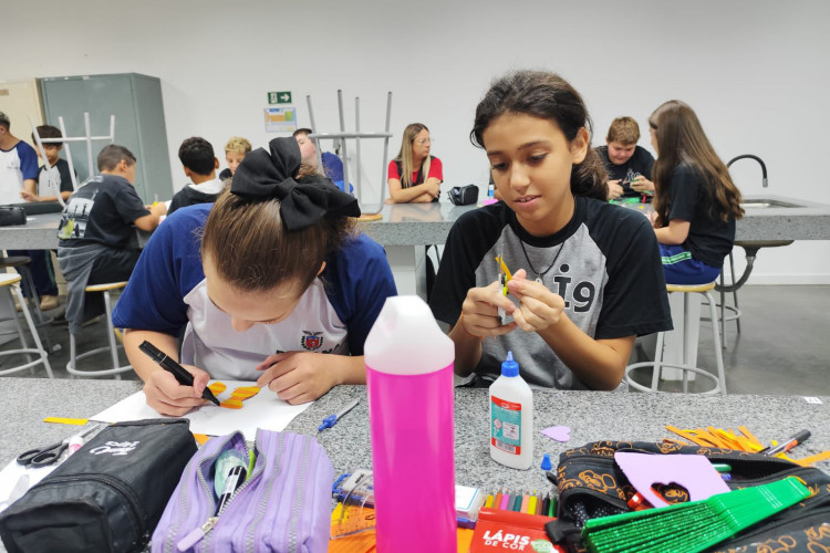 Disciplinas eletivas e 5 refeições ao dia: ensino integral muda vida de estudantes do Paraná