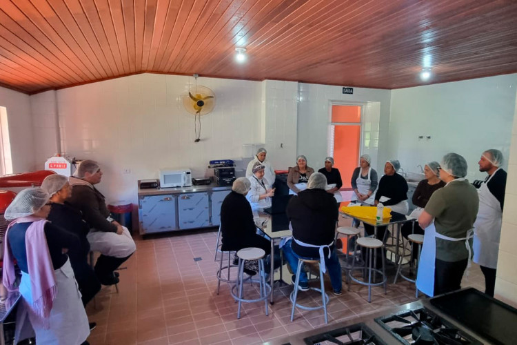 Qualificação profissional: iniciam as aulas na Escola do Mar com curso na área de gastronomia
