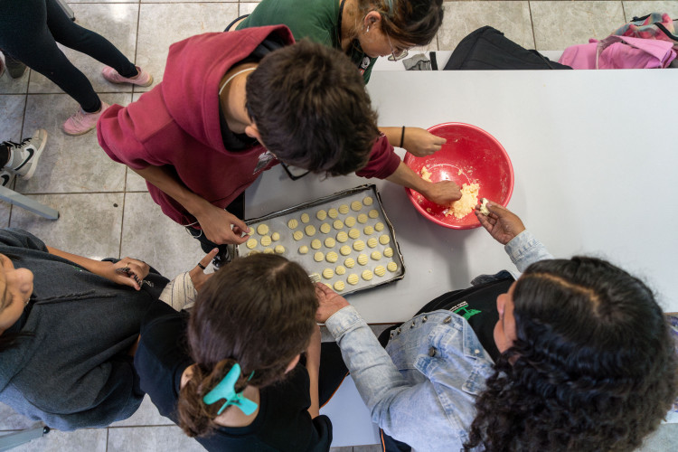 Disciplinas eletivas e 5 refeições ao dia: ensino integral muda vida de estudantes do Paraná