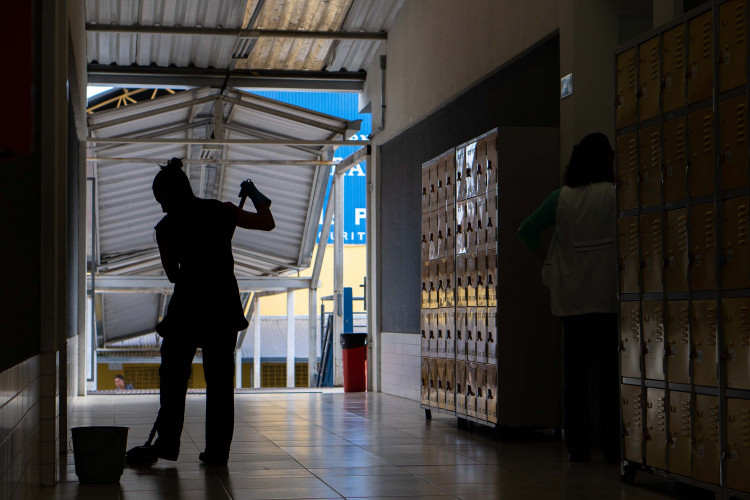 Governo do Paraná concede progressão a 13,2 mil agentes educacionais da rede estadual