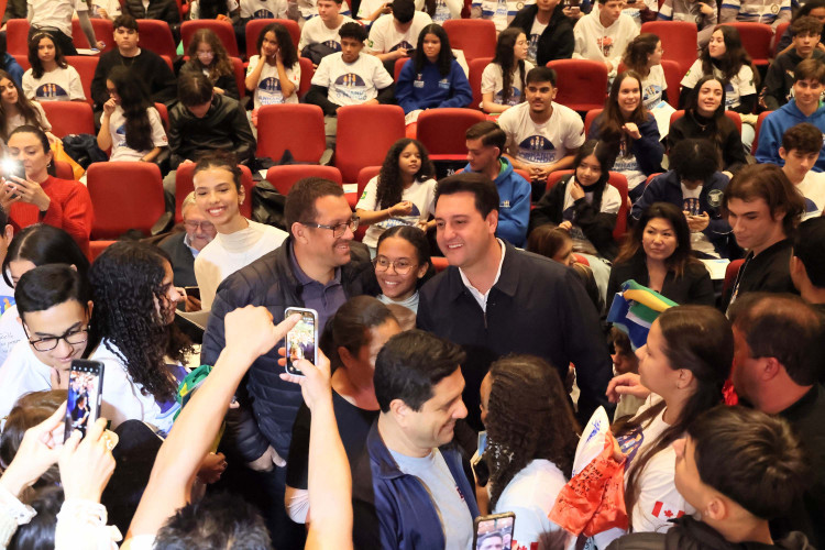 Governador celebra Ganhando o Mundo em encontro com veteranos e novos intercambistas