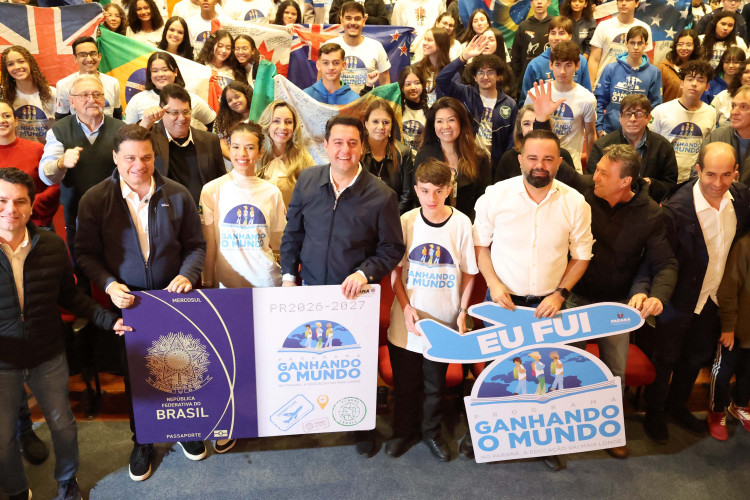 Governador celebra Ganhando o Mundo em encontro com veteranos e novos intercambistas